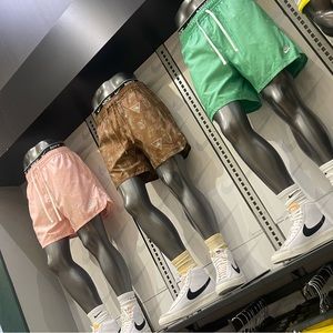 Nike Sportswear Sport Essentials
Men's Woven Lined Flow Shorts